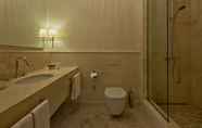 In-room Bathroom 4 Vialand Palace Hotel