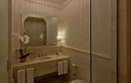 In-room Bathroom 5 Vialand Palace Hotel
