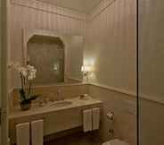 Toilet Kamar 5 Vialand Palace Hotel