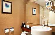 In-room Bathroom 7 Four Points by Sheraton Boston Newton