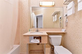 In-room Bathroom 4 Comfort Inn Chelsea