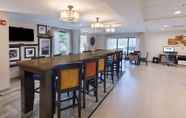 Quầy bar, cafe và phòng lounge 7 Hampton Inn Covington