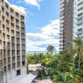 Doubletree By Hilton Darwin 1, Hotel Cossies Poolside Bar and Bistro