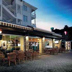 フズル 1, タシャール・ブジャウホテル