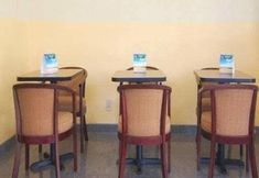 อื่นๆ 6 Econo Lodge Inn & Suites