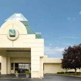 Quality Inn & Suites1 , 飯店白兰地酒购物中心