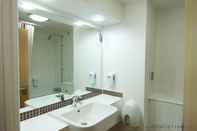 In-room Bathroom Glasgow Stepps (M80, J3)