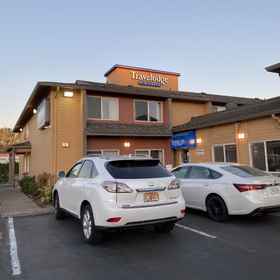 Travelodge Suites By Wyndham Newberg1 , 飯店Joyful Servant Lutheran Church