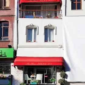 The House Next To 1, 酒店 埃米尔冈公园停车场