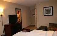 Bedroom 3 Hampton Inn Detroit/Madison Heights/South Troy