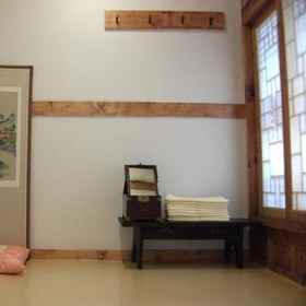 Bukchon Sarangchae Hanok Guesthouse 1, โรงแรม & ที่พัก Compose Coffee Duksung Women's University Branch