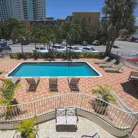 โรงแรมโซเลอาโด 1, โรงแรม & ที่พัก The Easton Rooftop Pool & Lounge