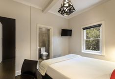 Others 5 Como Court By Crest