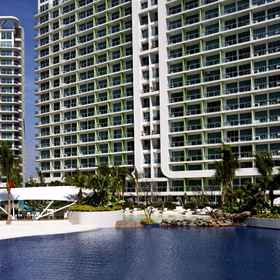 Siglo Suites at The Azure Urban Resort Residences1 , 飯店AshGelo Store-Maxglow and Diapers store