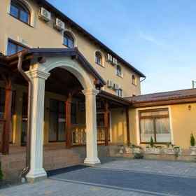 Pensiunea Select 1, Khách sạn Theodora Golf Club