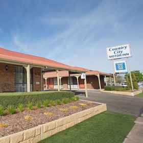 霍舍姆鄉村城市汽車旅館1 , 飯店圣迈克尔和约翰小学