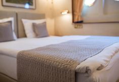 Others 6 Onriver Hotels - Ms Cezanne