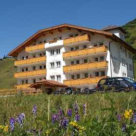 Hotel Monte Cherz1 , 飯店多梅杰迪卡多雷