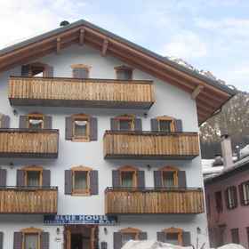 Meublè Blue House 1, ドメッジェ・ディ・カドーレホテル