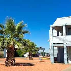 Ez 8 Motel Airporter 1, Hotel Mystery Castle