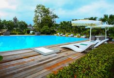 Others 5 The Bloom By Tv Pool