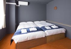 Lain-lain 6 Turn Table Hostel