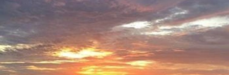 Lainnya Striking Ocean View Condo With Private Walkway To The Beach By Redawning