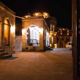 แซฟไฟร์สโตนเฮ้าส์ 1, โรงแรม & ที่พัก โบสถ์ Cavusin