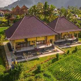 Hotel Main Pic1The babakan accommodations，Bolt E-bike Rental - Battery swap Gesits model飯店