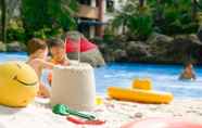 Kolam Renang 4 Grand Tropic Suites Hotel