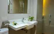 Toilet Kamar 7 D'cozie Hotel by Prasanthi