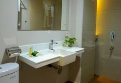 In-room Bathroom 7 D'cozie Hotel by Prasanthi