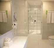 In-room Bathroom 5 Everbright Hotel Surabaya