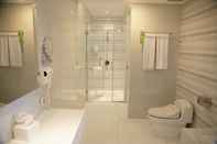 In-room Bathroom Everbright Hotel Surabaya