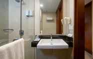 In-room Bathroom 7 PrimeBiz Hotel Kuta