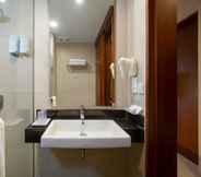 ห้องน้ำภายในห้อง 7 PrimeBiz Hotel Kuta