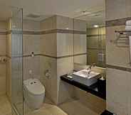 In-room Bathroom 6 Gino Feruci Braga by KAGUM Hotels