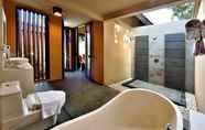 In-room Bathroom 6 Gino Feruci Villa Ubud by KAGUM Hotels