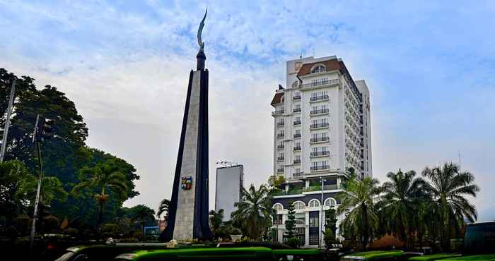 Bên ngoài Amaroossa Royal Hotel Bogor