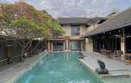 Kolam Renang 5 Chrome Hotel & Resort Solo