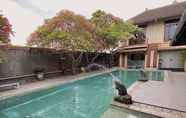 Kolam Renang 7 Chrome Hotel & Resort Solo