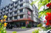 Exterior Losari Beach Hotel Makassar