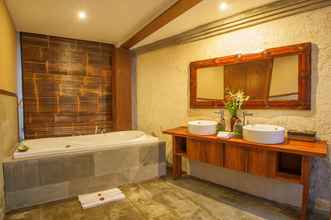 In-room Bathroom 4 The Kampung Ubud Villa