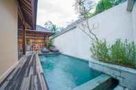 สระว่ายน้ำ The Kampung Ubud Villa