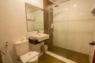 In-room Bathroom Svarna Hotel Sanur