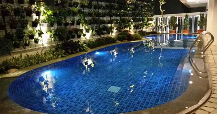 Kolam Renang DBest Hotel Pasar Baru Bandung