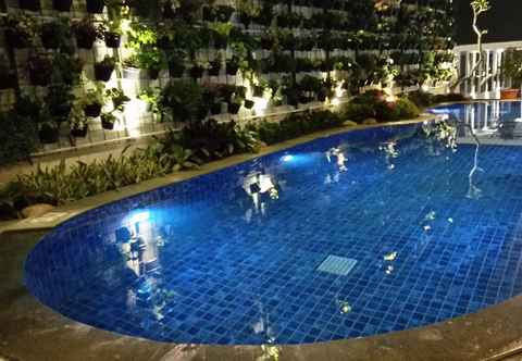 Swimming Pool DBest Hotel Pasar Baru Bandung