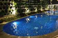 Swimming Pool DBest Hotel Pasar Baru Bandung