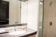 Toilet Kamar Luminor Hotel & Convention Jember By WH