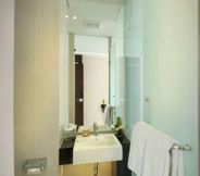 In-room Bathroom 6 V Hotel & Residence